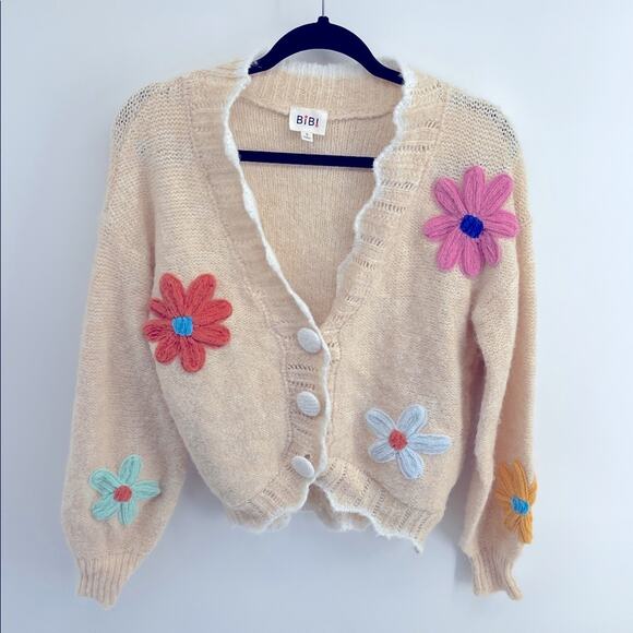 BiBi Sweaters - BiBi wool blend V-neck loose knit scallop edge flower appliqué sweater cardigan